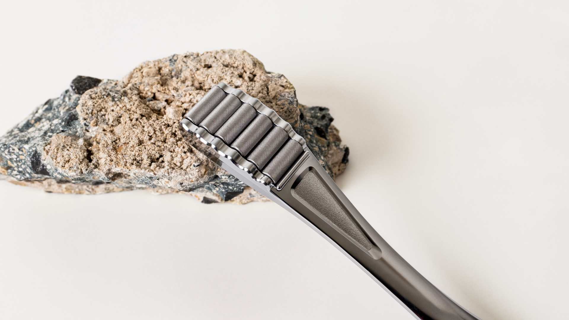 Découvrez le best-seller crée par M. Hirotoshi Hatto. Vendu a plus de 400 000 exemplaires à travers la planète, le rouleau de conception breveté est devenu l'incontournable accessoire de beauté des japonaises. Exclusivité The Care