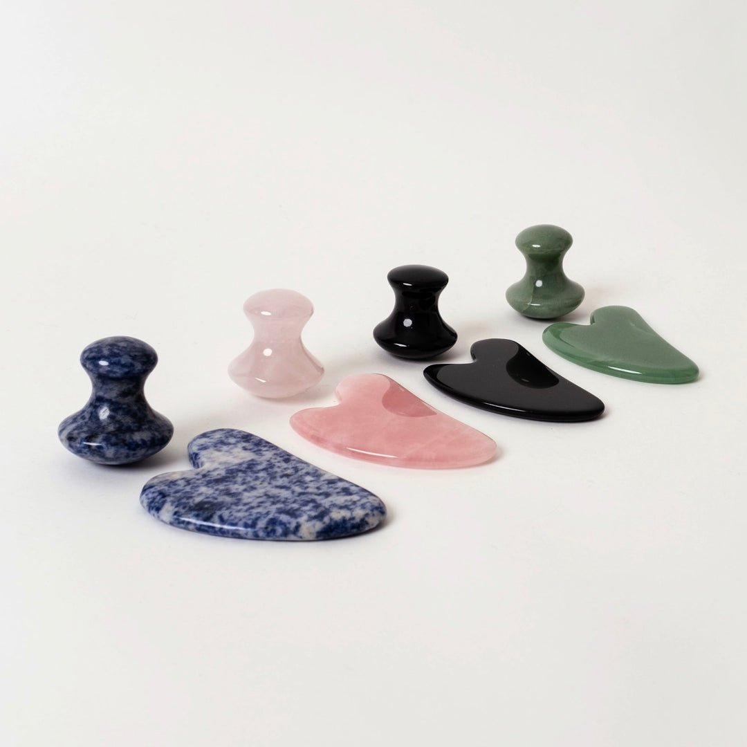 Aussi connus sous le nom de Gua Sha, les Kassa en pierres semi-précieuses sont taillées à la main pour épouser toutes les formes du visage. Le massage facial avec un Kassa apporte de nombreux bénéfices pour la peau : - stimulation des muscles faciaux - drainage lymphatique - meilleure absorption des soins - éclat de la peau