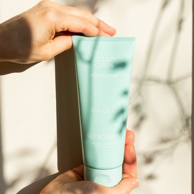 SOIN LAVANT CORPS ET CHEVEUX d'Alyscamps est une formule sans savon qui nettoie en douceur votre coprs et cheveux, avec une texture légère et voluptueuse délicatement parfumée de notes de garrigue provençale. Exclusivité The Care.