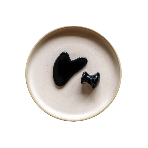 Aussi connus sous le nom de Gua Sha, les Kassa en pierres semi-précieuses sont taillées à la main pour épouser toutes les formes du visage