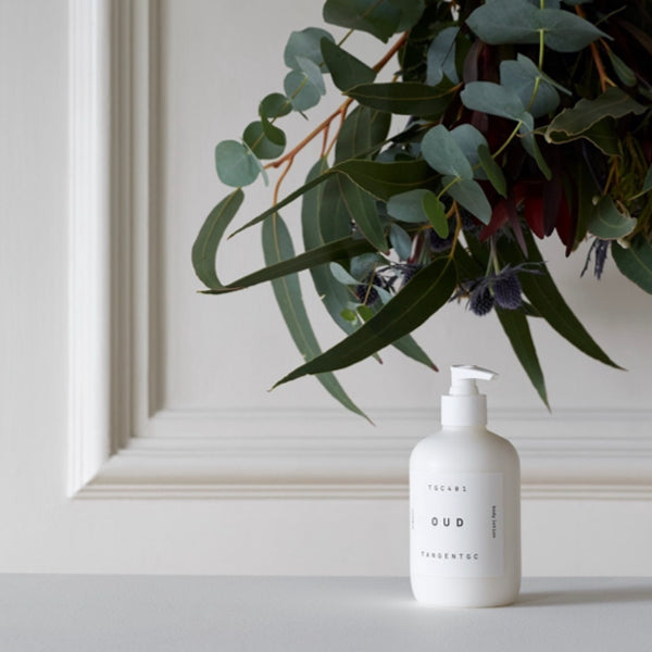 OUD BODY LOTION est une lotion hydratante parfumée élaborée à partir de lipides végétaux purs pour une hydratation optimale. Senteur Oud: boisé, chaud sur fond résineux. Bio, vegan, fabriqué en Suède.