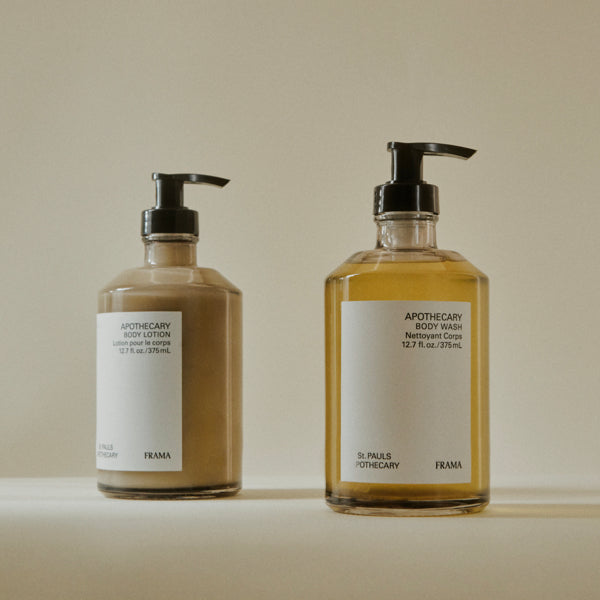APOTHECARY BODY WASH de FRAMA est un lavant corps au parfum souligné par des notes aromatiques de bois de santal, de cèdre et d'ylang ylang.