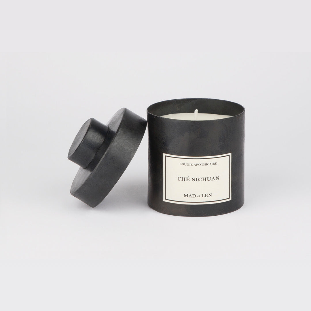 Bougie Parfumée Thé Sichuan de MAD et LEN est composé de terre primal, humus, écorce, bois pétrifié, cèdre, champignon et sous bois. Conçu pour 65h de combustion à base de cire blanche 100% végétale