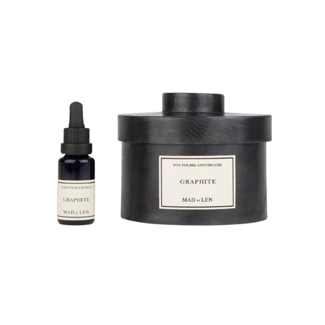Monochrome graphite, palette de craie et bois scié. Chaque Pot Pourri Apothicaire de MAD et LEN est vendu avec une recharge de parfum 15ml.
