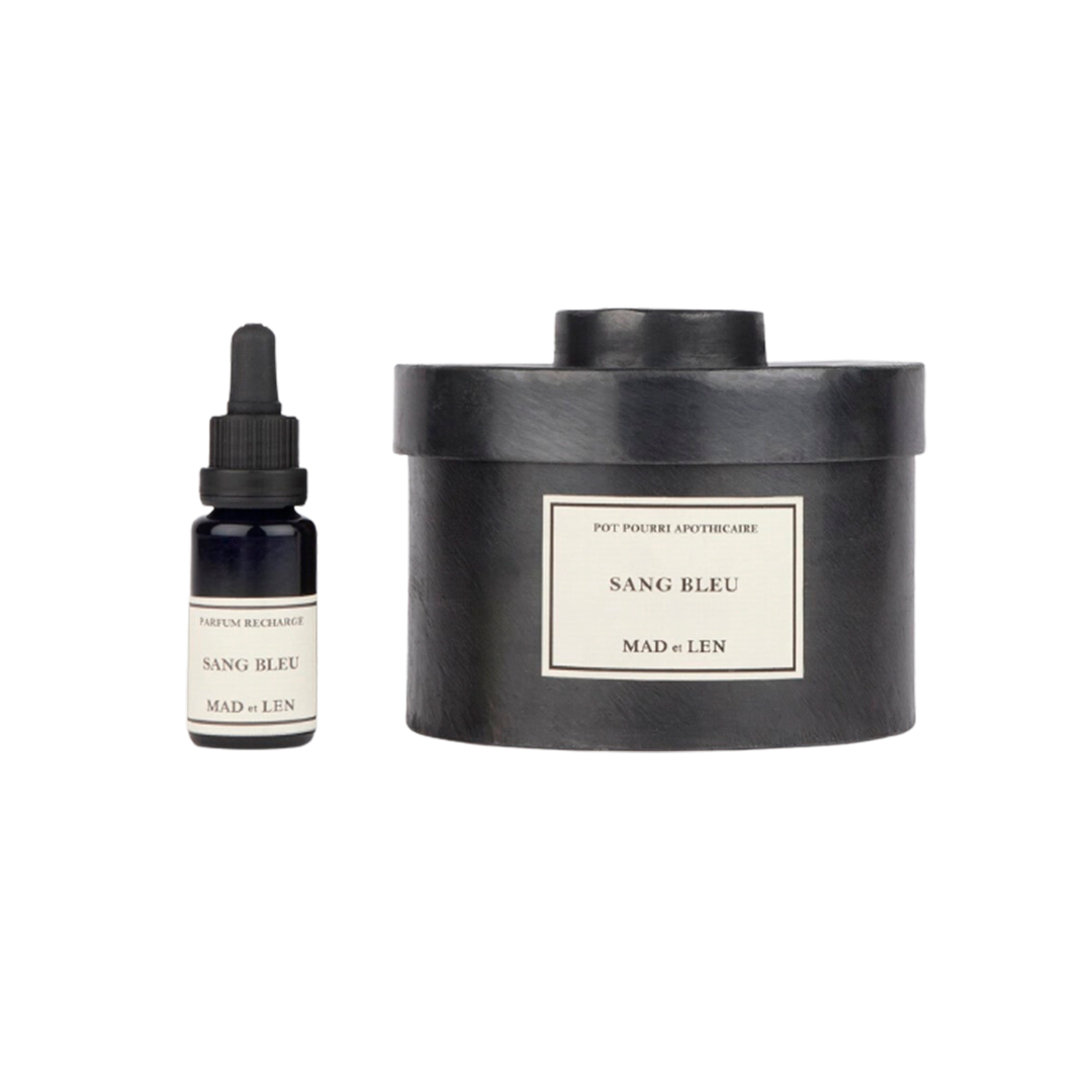 Monochrome graphite, palette de craie et bois scié. Chaque Pot Pourri Apothicaire de MAD et LEN est vendu avec une recharge de parfum 15ml.Monochrome graphite, palette de craie et bois scié. Chaque Pot Pourri Apothicaire de MAD et LEN est vendu avec une recharge de parfum 15ml.
