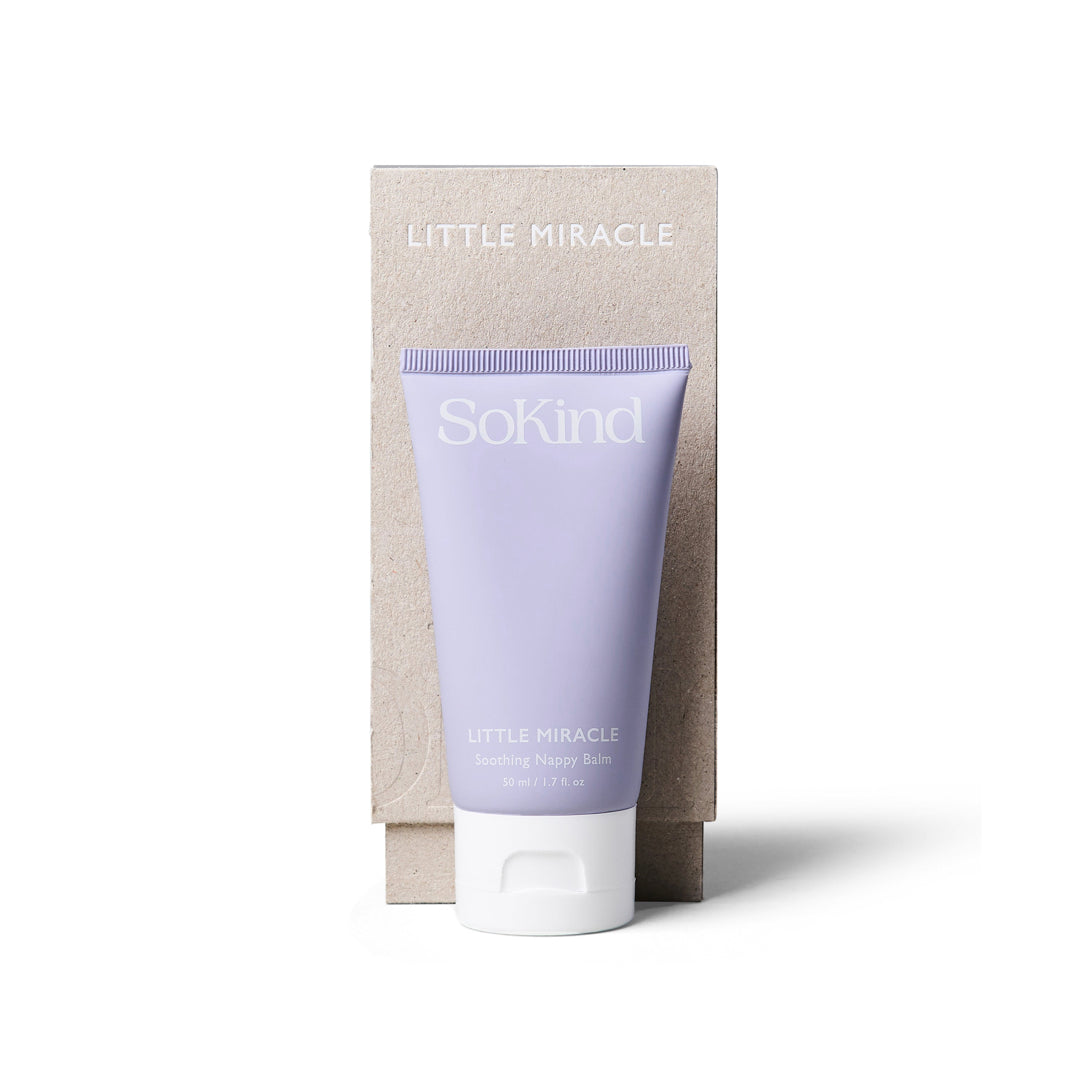 Little Miracle - Nappy Balm de SOKIND est une crème extra-hydratante sans ingrédients nocifs, pour que chaque changement de couche soit doux et doux pour la peau sensible de bébé. Les propriétés nourrissantes et hydratantes des huiles naturelles apaisent les peaux sèches et abîmées. Exclusivité The Care