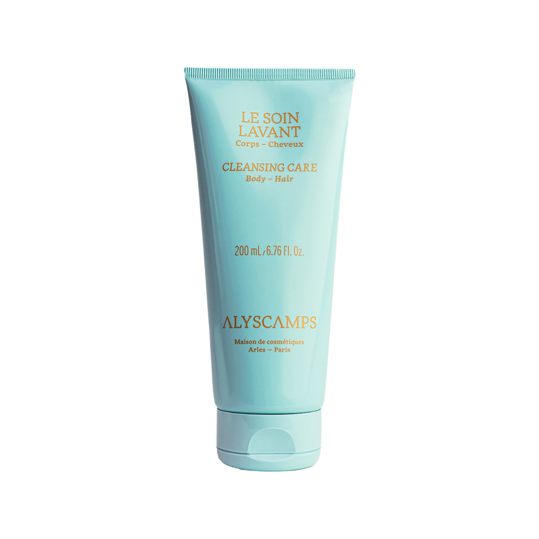 SOIN LAVANT CORPS ET CHEVEUX d'Alyscamps est une formule sans savon qui nettoie en douceur votre coprs et cheveux, avec une texture légère et voluptueuse délicatement parfumée de notes de garrigue provençale. Exclusivité The Care.