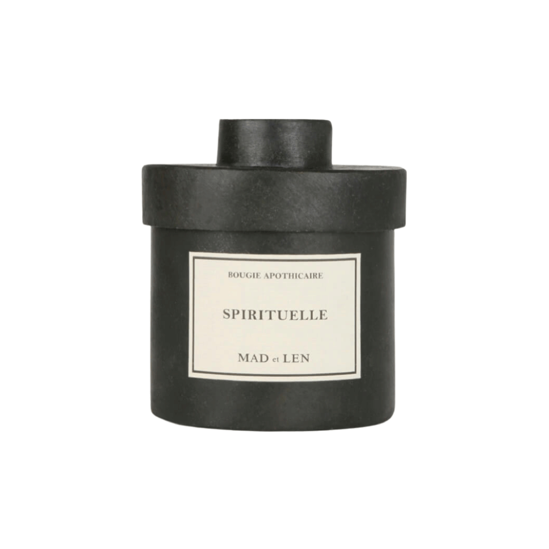 Bougie Parfumée Spirituelle de MAD et LEN est composé de terre primal, humus, écorce, bois pétrifié, cèdre, champignon et sous bois. Conçu pour 65h de combustion à base de cire blanche 100% végétale