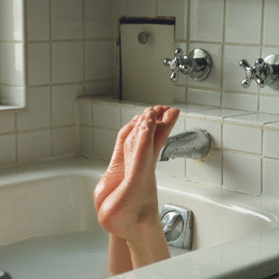Le gommage CLEANSING BODY POLISH nettoyant corps et cuir chevelu est une formule multi-bénéfices qui assure une peau propre, lisse et nourrie de la tête aux pieds. Utilisez-le sur le cuir chevelu pour stimuler la circulation et favoriser des conditions saines pour la croissance des cheveux.