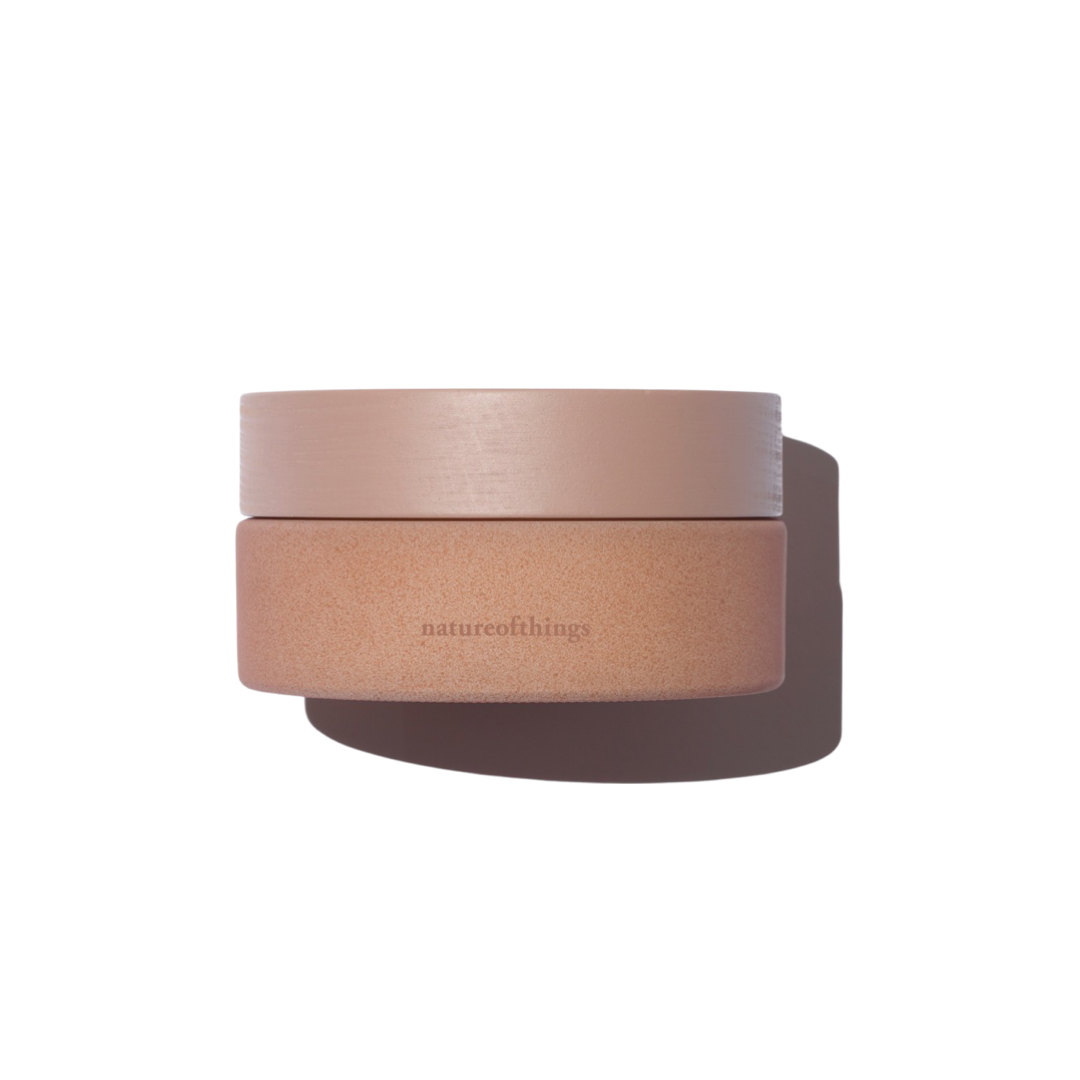 NOURISHING BODY CREAM de natureofthings est une crème nourrissante pour le corps est une formule indulgente et riche en hydratation alimentée par du beurre de karité et des plantes anciennes. Notamment le jojoba, les pépins de raisin et le squalane d'origine végétale.