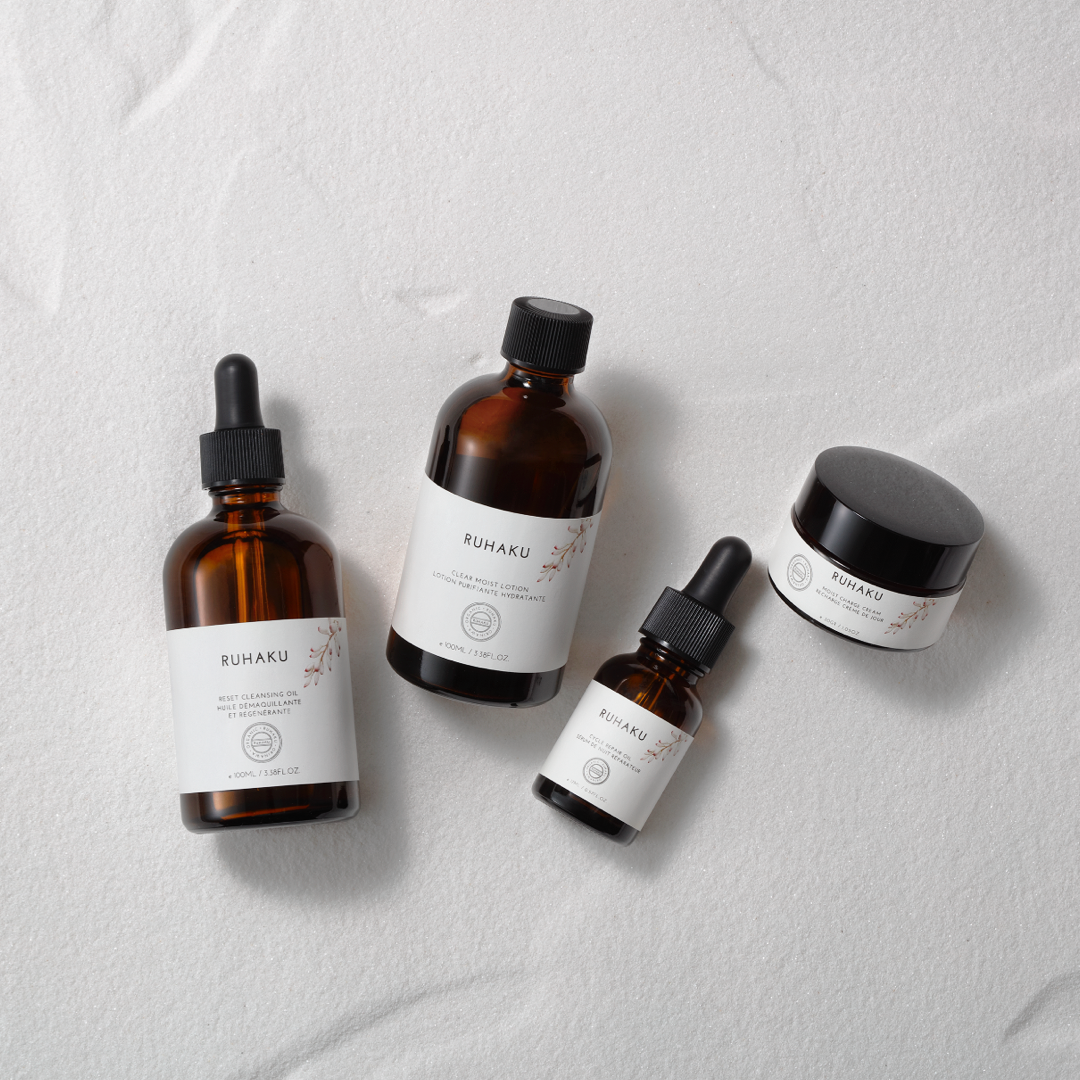 L’unique sérum de Nuit Réparateur de RUHAKU est un anti-âge riche en vitamine E et en huile d’argan, empêche la peau de trop s'exposer. Ce sérum stimule la circulation sanguine et le métabolisme de votre peau grâce à son huile de sésame.