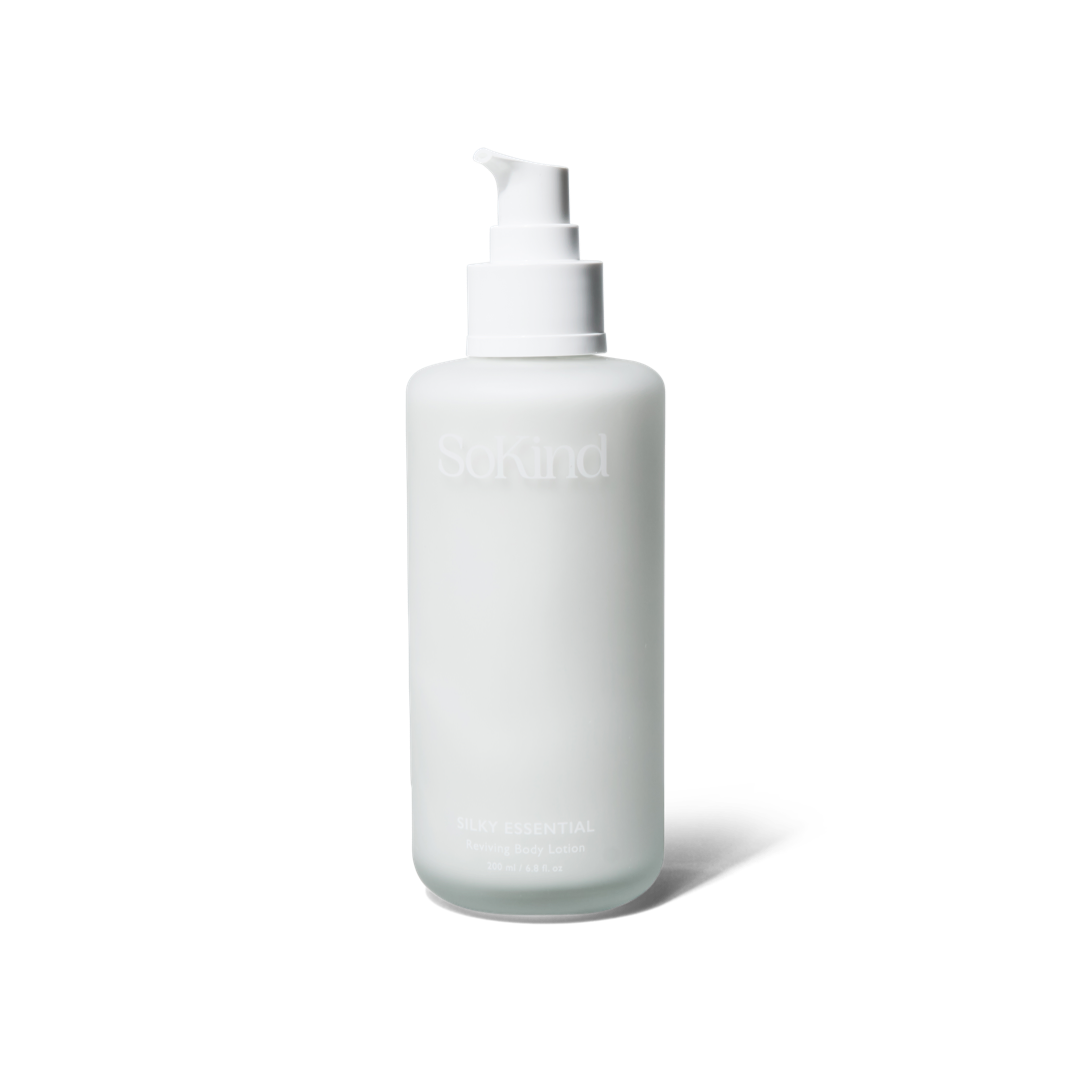 SILKY ESSENTIAL de SOKIND est une lotion pour le corps intensément nourrissante contenant de puissants antioxydants, de la vitamine E et des extraits botaniques actifs pour protéger la peau des dommages causés par les radicaux libres. Exclusivité THE CARE