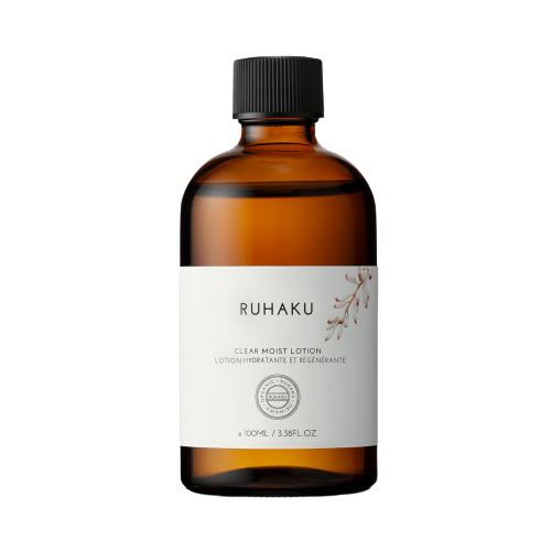 La Lotion Hydratante et Régénérante de RUHAKU hydrate la peau tout en retirant doucement les impuretés et les restes de maquillage mal nettoyés qui rendent la peau sèche et rugueuse. Une peau saine sans tâches améliore la pénétration des produits de beauté.