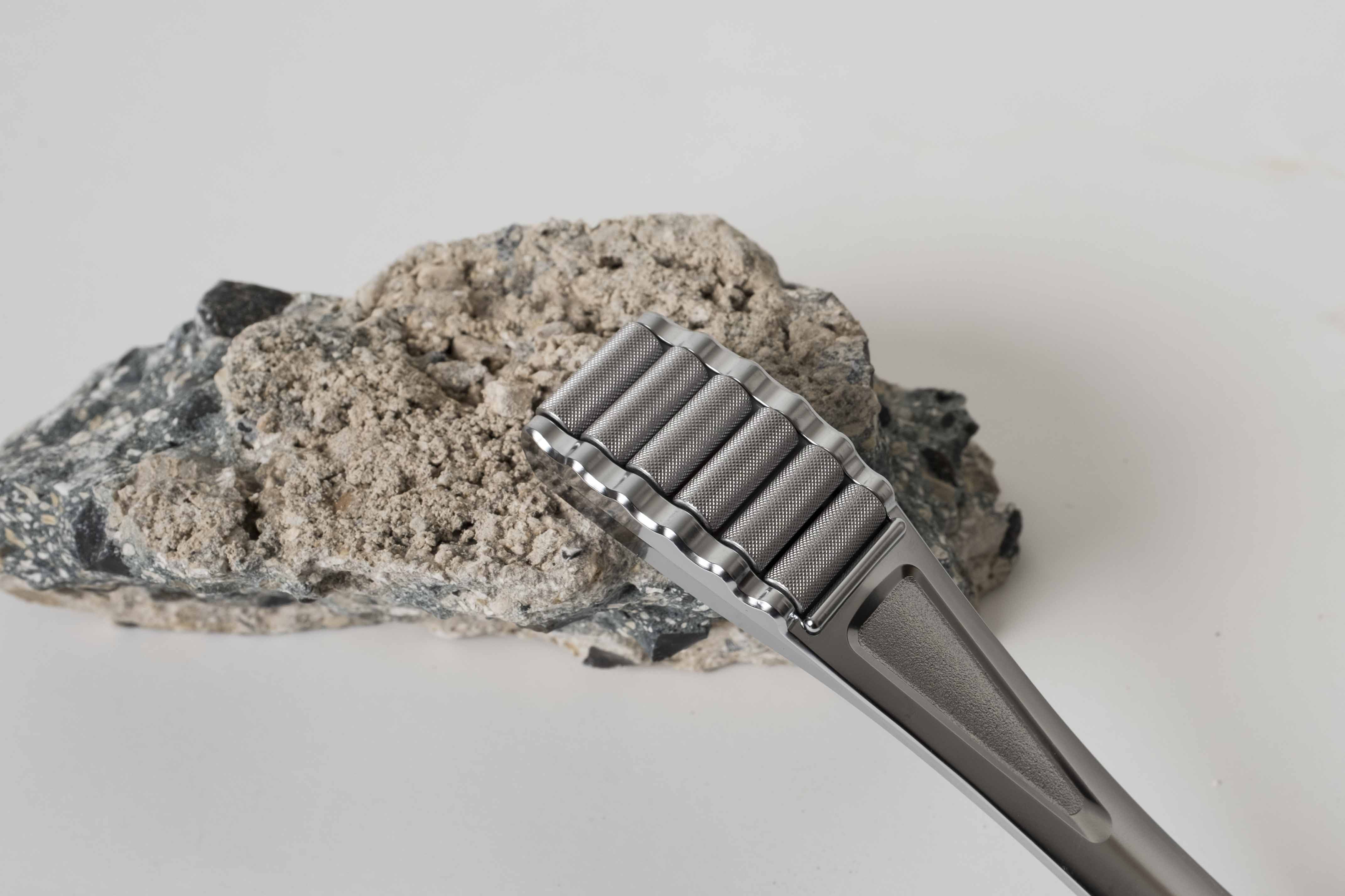 Découvrez le best-seller crée par M. Hirotoshi Hatto. Vendu a plus de 400 000 exemplaires à travers la planète, le rouleau de conception breveté est devenu l'incontournable accessoire de beauté des japonaises.  Exclusivité The Care