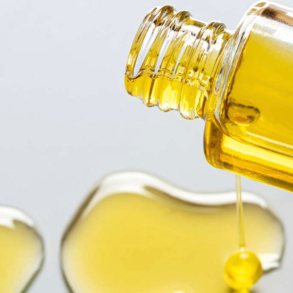Nail Nectar de Karolin Van Loon est une huile gorgée de la vitamine E et de la vitamine F, qui renforcent et favorisent la croissance des ongles sains. Les acides gras essentiels maintiennent les cuticules souples et les empêche desséchement. Parfum subtil aux agrumes