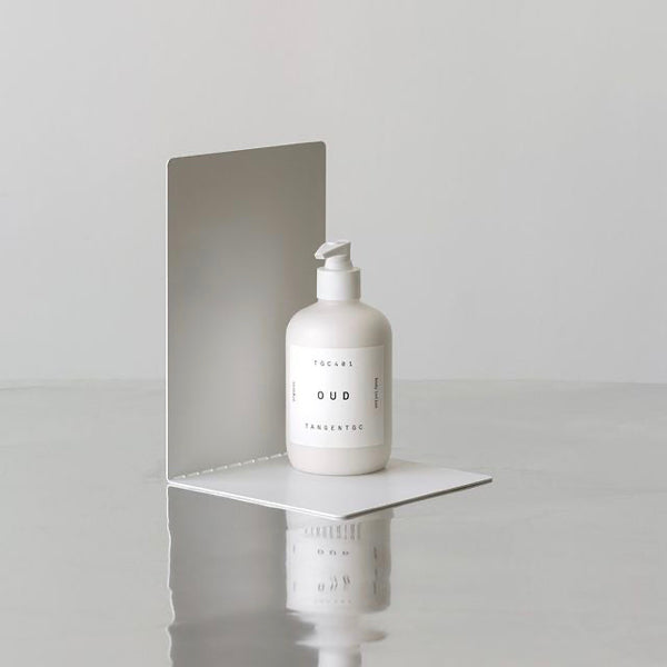 OUD BODY LOTION est une lotion hydratante parfumée élaborée à partir de lipides végétaux purs pour une hydratation optimale. Senteur Oud: boisé, chaud sur fond résineux. Bio, vegan, fabriqué en Suède.