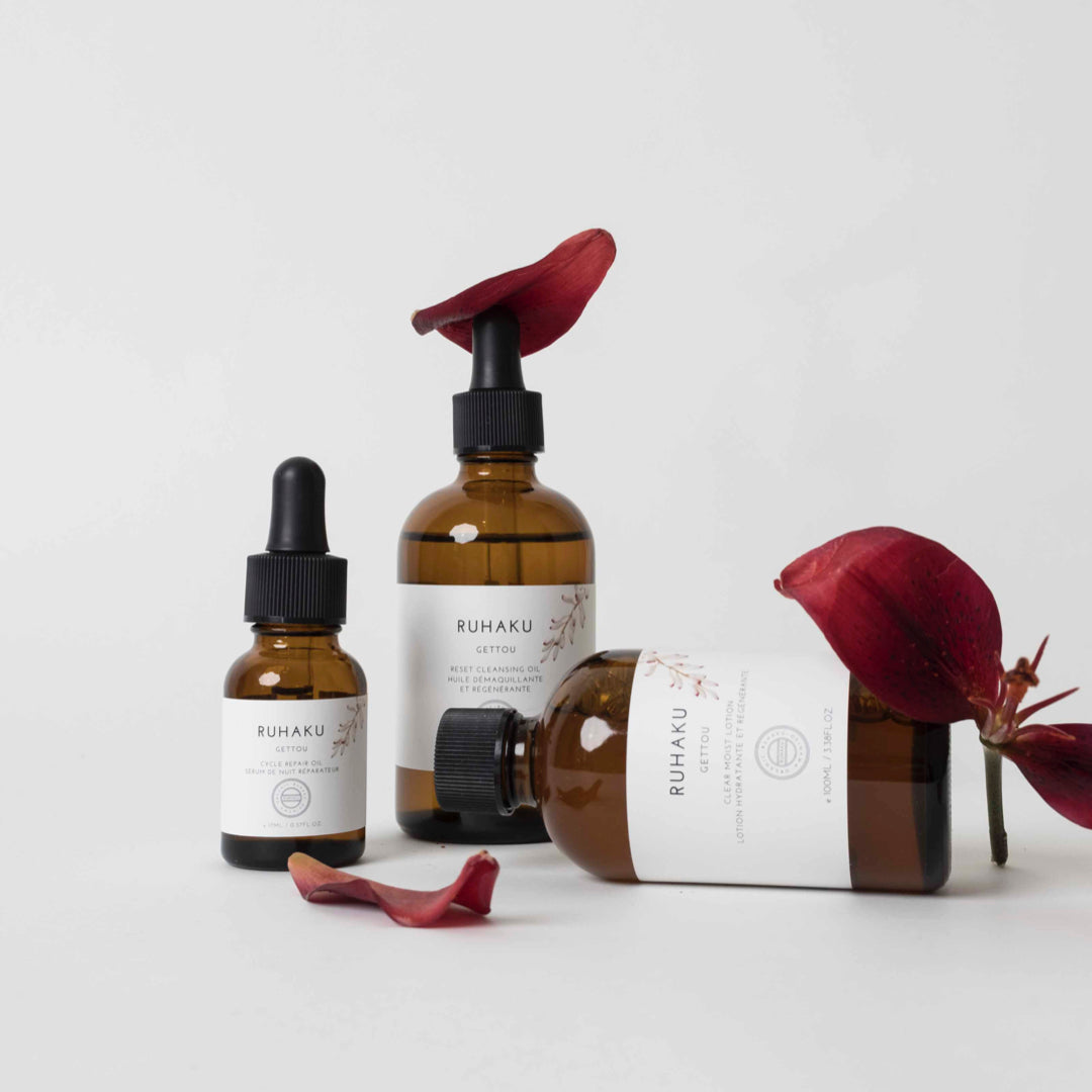 L’unique sérum de Nuit Réparateur de RUHAKU est un anti-âge riche en vitamine E et en huile d’argan, empêche la peau de trop s'exposer. Ce sérum stimule la circulation sanguine et le métabolisme de votre peau grâce à son huile de sésame. 