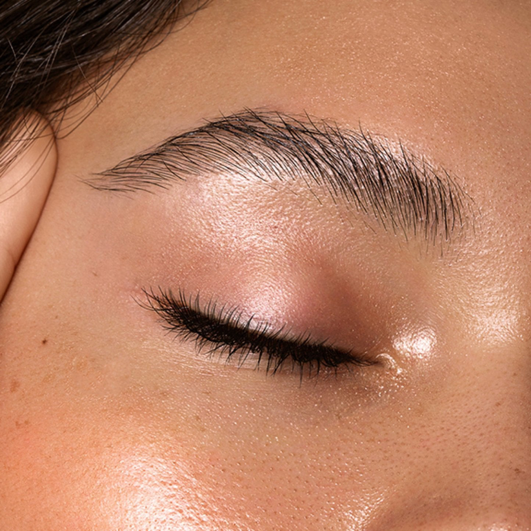 Association parfaite de science, nature et innovation, ce concentré multi-actifs L'Essentiel Peau de COMBEAU cible les mécanismes aux origines du déséquilibre cutané (imperfections, déshydratation, sensibilités, signes de l'âge, teint terne) pour révéler la beauté naturelle de votre peau.