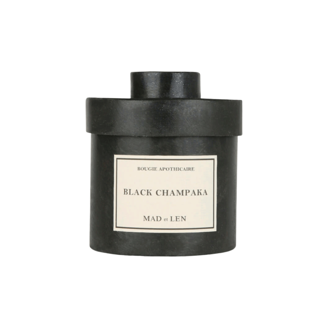 Bougie Parfumée Black Champaka de MAD et LEN est composé de terre primal, humus, écorce, bois pétrifié, cèdre, champignon et sous bois. Conçu pour 65h de combustion à base de cire blanche 100% végétale