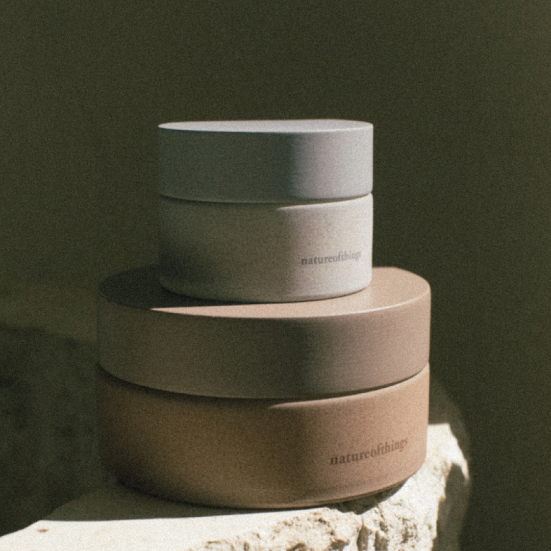 NOURISHING BODY CREAM de natureofthings est une crème nourrissante pour le corps est une formule indulgente et riche en hydratation alimentée par du beurre de karité et des plantes anciennes. Notamment le jojoba, les pépins de raisin et le squalane d'origine végétale.