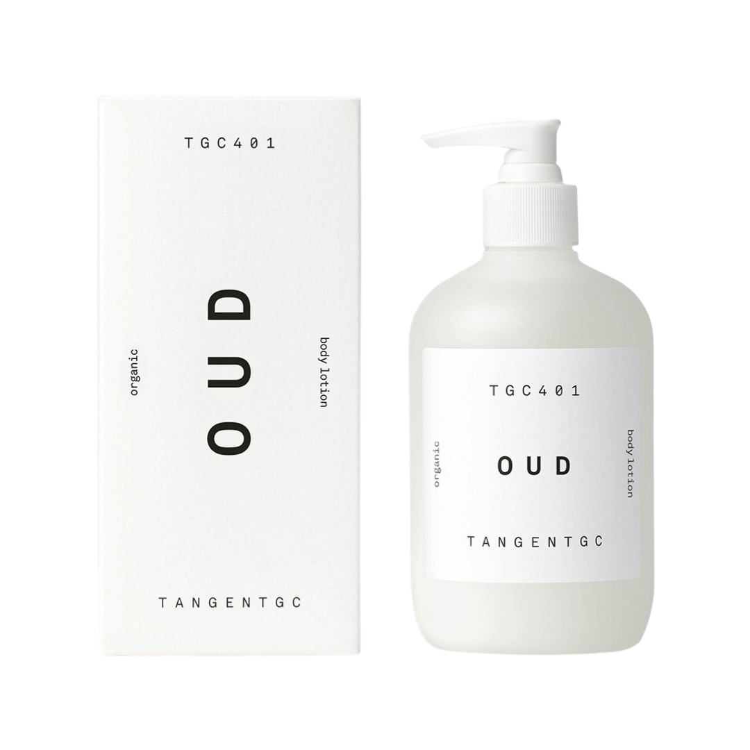 OUD BODY LOTION est une lotion hydratante parfumée élaborée à partir de lipides végétaux purs pour une hydratation optimale.  Senteur Oud: boisé, chaud sur fond résineux.  Bio, vegan, fabriqué en Suède.
